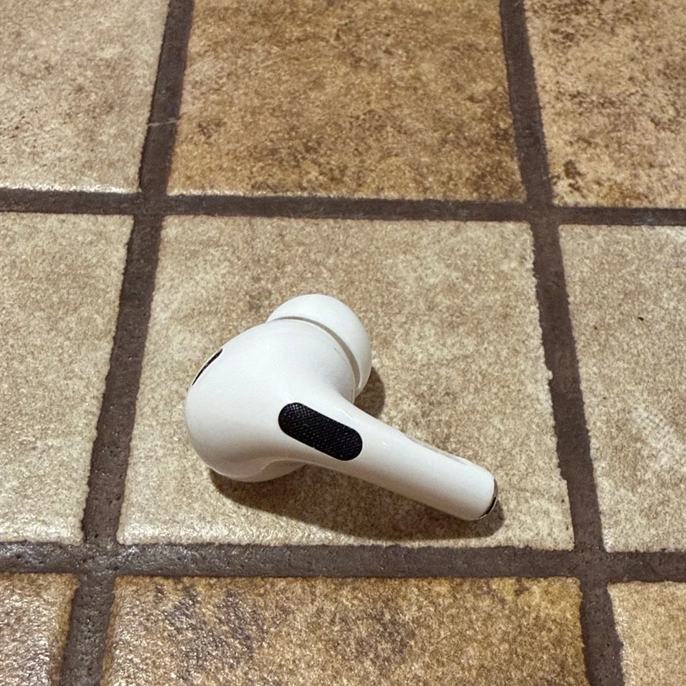 Apple White Wireless In-Ear Earbud with Silicone Tip - Picture 2 of 4